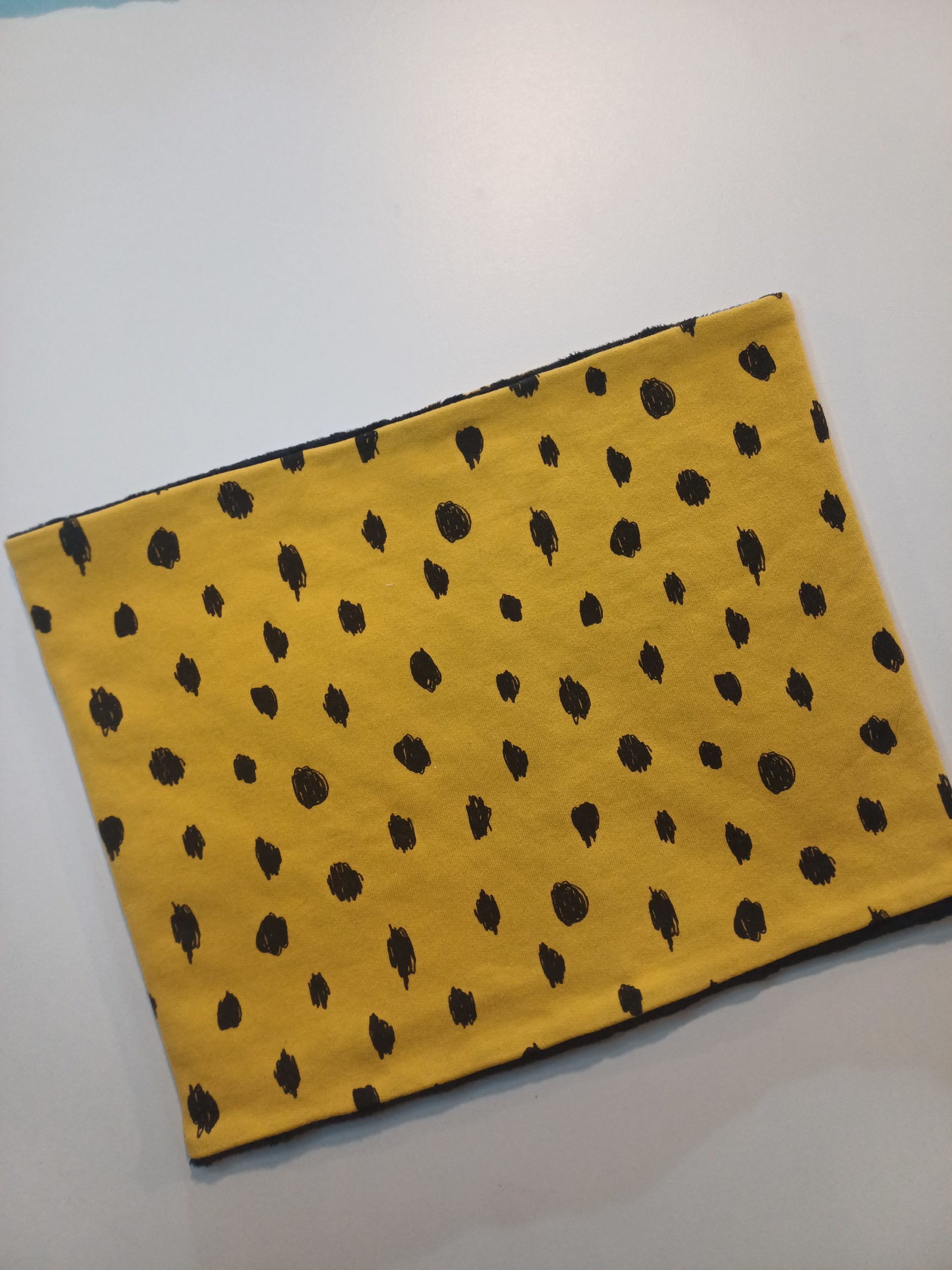 Points noirs fond jaune